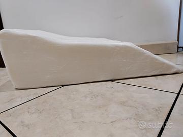 Cuscino alza gambe poggiapiedi letto