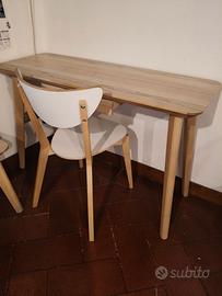 Scrivania e piccolo tavolino