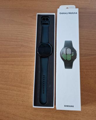 Samsung Galaxy Watch 4 con cinturini