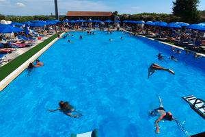Grande struttura con ristorante e parco piscine