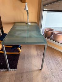 Scrivania con ripiano in vetro