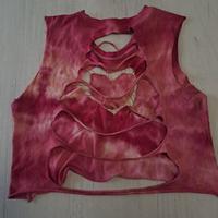 Top tie-dye rosa con cuore traforato e spille,  ha