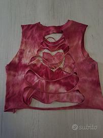 Top tie-dye rosa con cuore traforato e spille,  ha