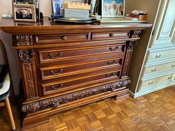 Cassettiera in legno intarsiato