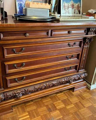 Cassettiera in legno intarsiato
