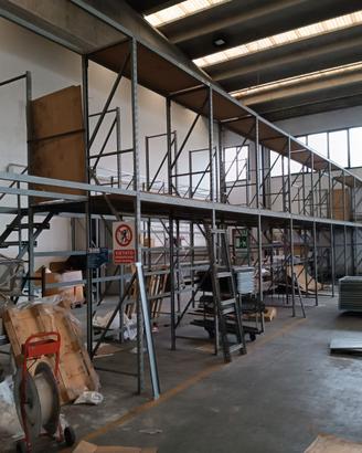 Scaffalatura con passerella