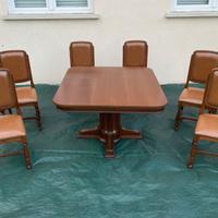 Tavolo antico (allungabile) con sei sedie in pelle