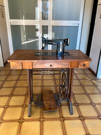 Macchina da cucire NECCHI a pedale vintage