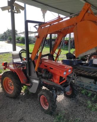 Trattore Kubota b4200 con Caricatore Frontale usat