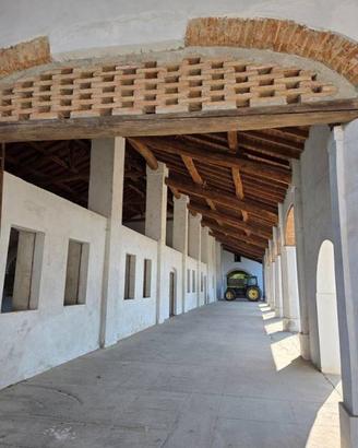 Rustico / Casale di 2500 m² con più di 5 locali a 