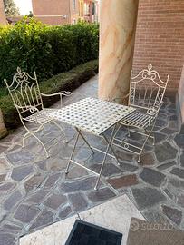 Tavolo con sedie da giardino