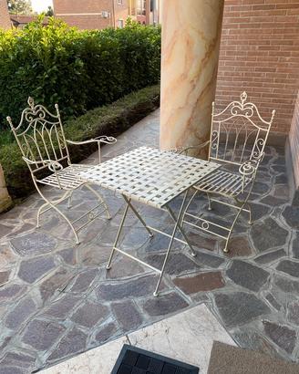 Tavolo con sedie da giardino