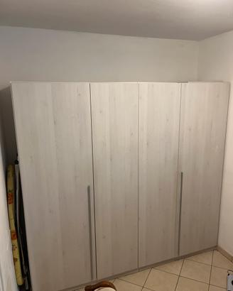 armadio beige di legno a quattro ante