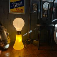 Lampada birillo giallo di Carlo Nason