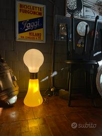 Lampada birillo giallo di Carlo Nason