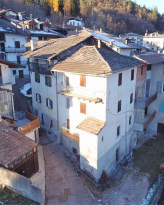 PORZIONE DI CASA DA RISTRUTTURARE