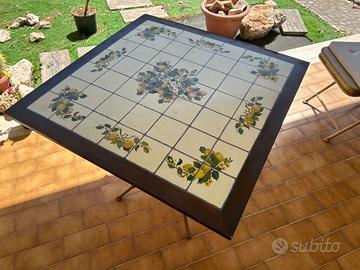 Tavolo con base in ferro battuto e piano dipinto a