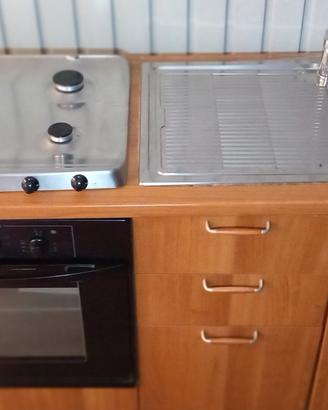cucina componibile con lavabo e elettrodomestici 