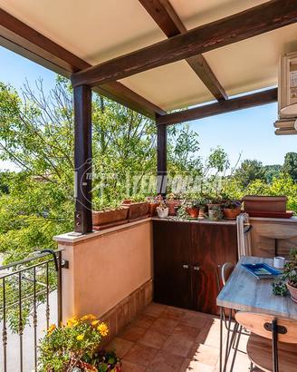 TRILOCALE MODERNO CON TERRAZZO, DOPPI SERVIZI E AM
