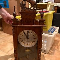 Orologio a pendolo vintage in legno