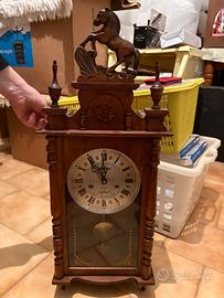 Orologio a pendolo vintage in legno