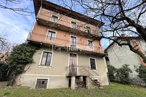 CASA INDIPENDENTE DA RISTRUTTURARE CON GIARDINO A