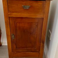 Comodino con cassetto