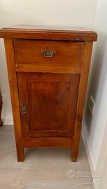 Comodino con cassetto