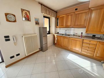 AMPIO E LUMINOSO BILOCALE, casa 4 unità. No spese