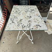 Tavolo completo con top in gres porcellanato.