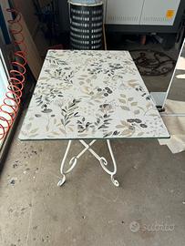 Tavolo completo con top in gres porcellanato.