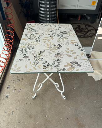 Tavolo completo con top in gres porcellanato.