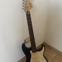 Chitarra fender squier affinity strat bianca e ner