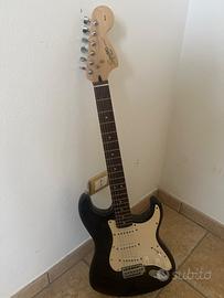 Chitarra fender squier affinity strat bianca e ner