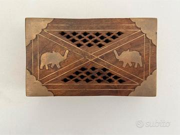 Scatola portaoggetti in legno con intarsi
