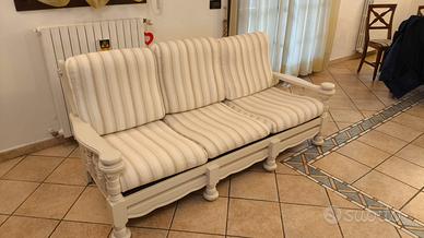 divano con struttura in legno