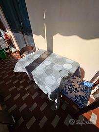 Tavolo ben tenuto con 2 sedie