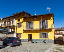 MONTEU DA PO CASA RISTRUTTURATA CON CORTILE. TRAVA