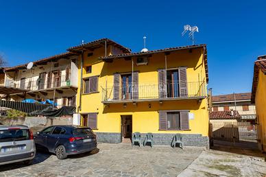 MONTEU DA PO CASA RISTRUTTURATA CON CORTILE. TRAVA