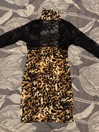 Vestito leopardato con pizzo.