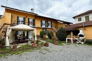 Villa di 220 m² con più di 5 locali e box auto a C