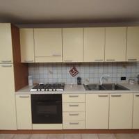 Cucina completa di frigorifero, fornello e forno.