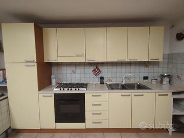 Cucina completa di frigorifero, fornello e forno.