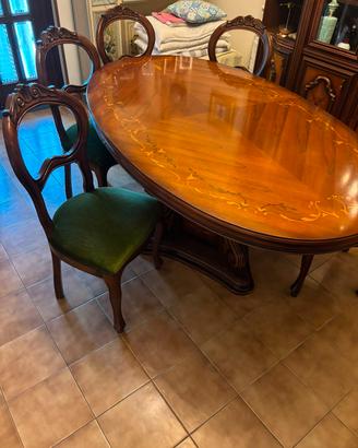 sala da pranzo con tavolo e 6 sedue
