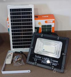 faro led con pannello solare 