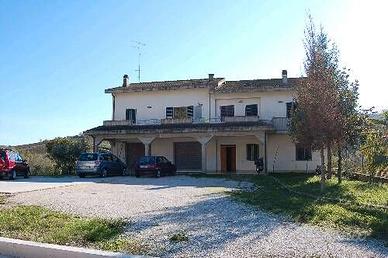 Immobile a Carassai 750 m² con rendita di 16.800€