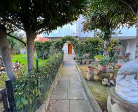 VILLA A SCHIERA DI TESTA CON AMPIO GIARDINO