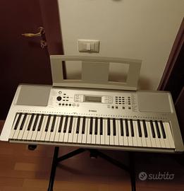 Tastiera portatile Yamaha YPT-370 colore argento