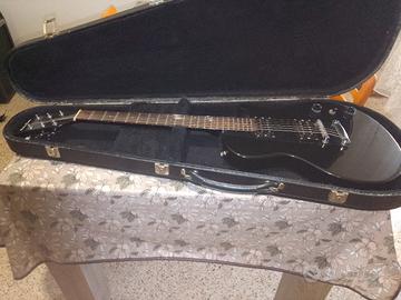 chitarra e custodia rigida 