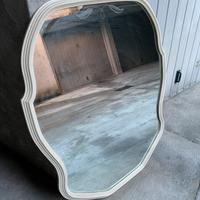 Specchio forma irregolare cornice bianca